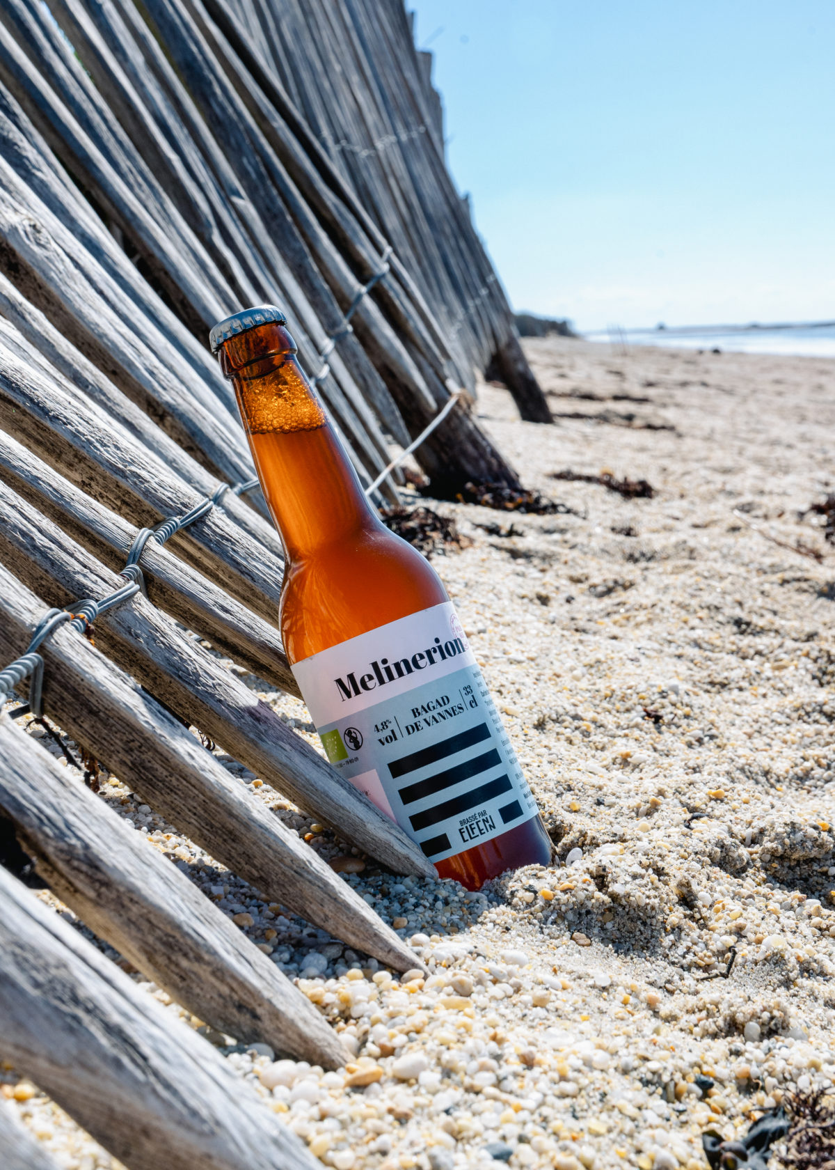 Une bière Pale Ale bretonne sur le sable d’une plage de bretagne