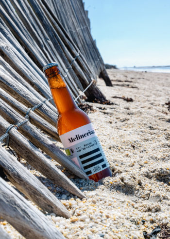 Une bière Pale Ale bretonne sur le sable d’une plage de bretagne