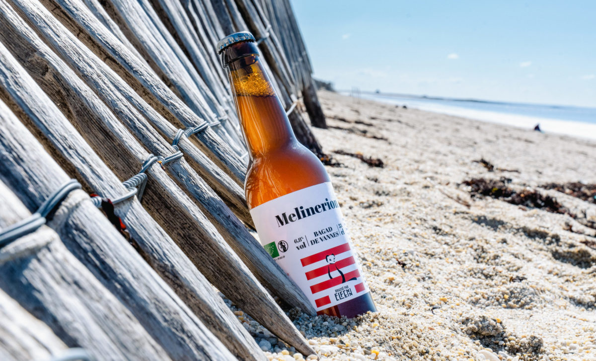 Une bière IPA sur le sable de la plage bretonne