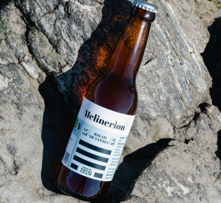 Bière bretonne Elfenn sur un rocher de la côte bretonne