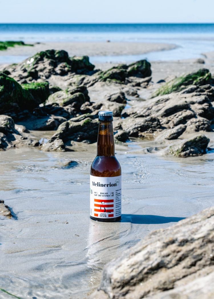 Une bière IPA de la brasserie Elfenn dans l’eau à la plage