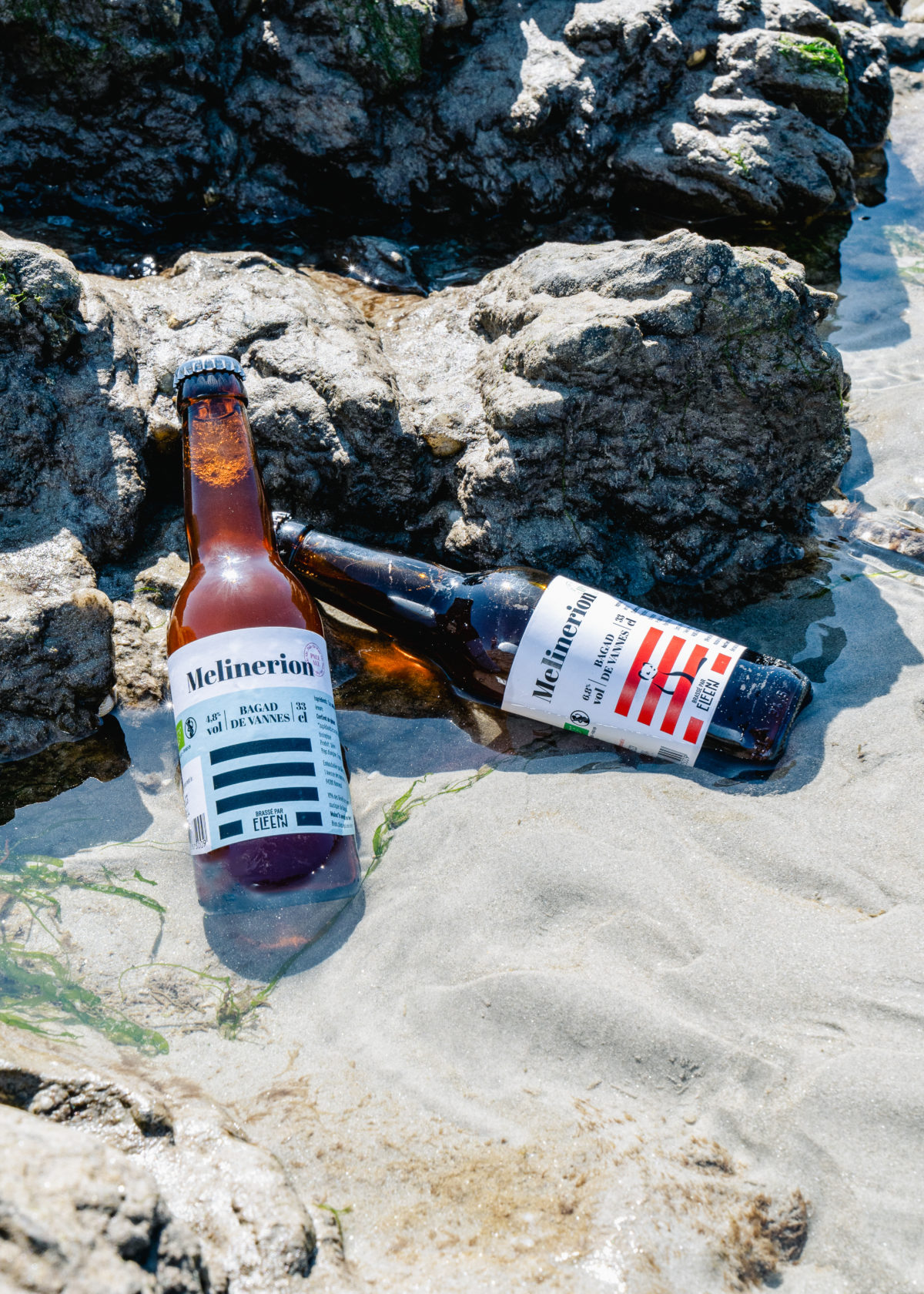 Une bière IPA et une Pale Ale de la brasserie Elfenn, posées sur le sable de la côte bretonne
