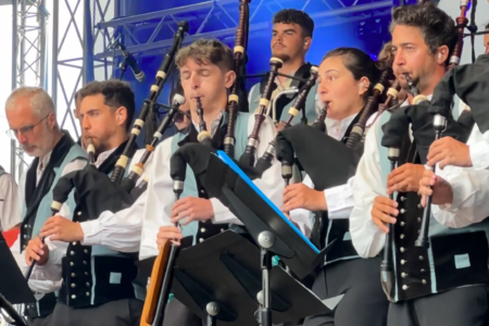 Bagad de Vannes joue de la musique bretonne