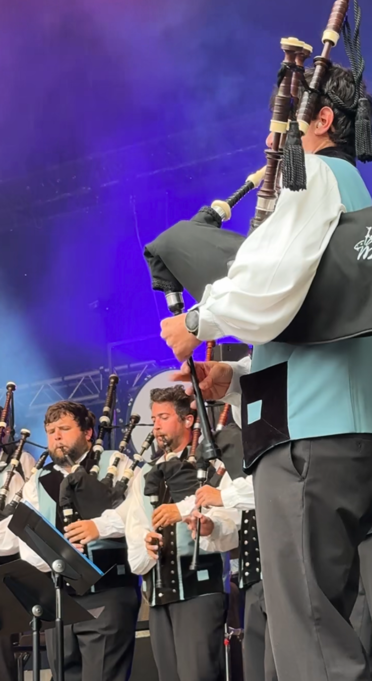 Le Bagad de Vannes qui joue de la musique a un festival
