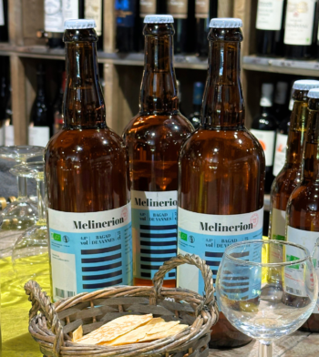 3 bières Pale Ale 75cl sur une table d’un revendeurs des bières de la brasserie Elfenn