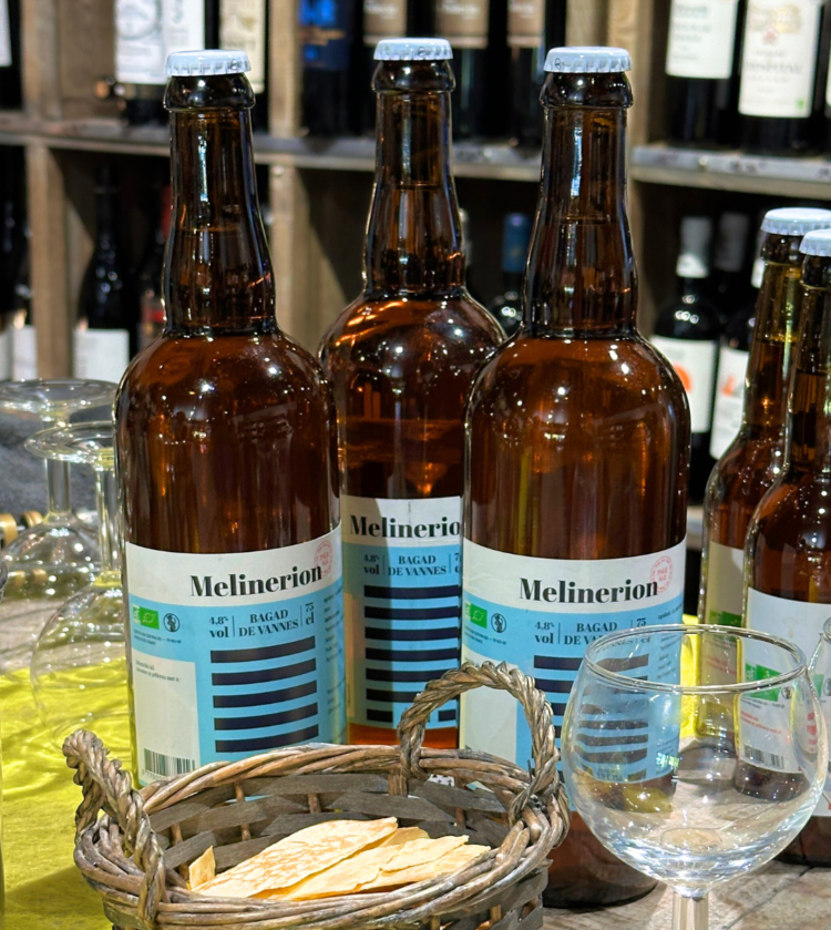 3 bières Pale Ale 75cl sur une table d’un revendeurs des bières de la brasserie Elfenn