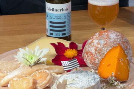 Plateau de fromages avec de la bière