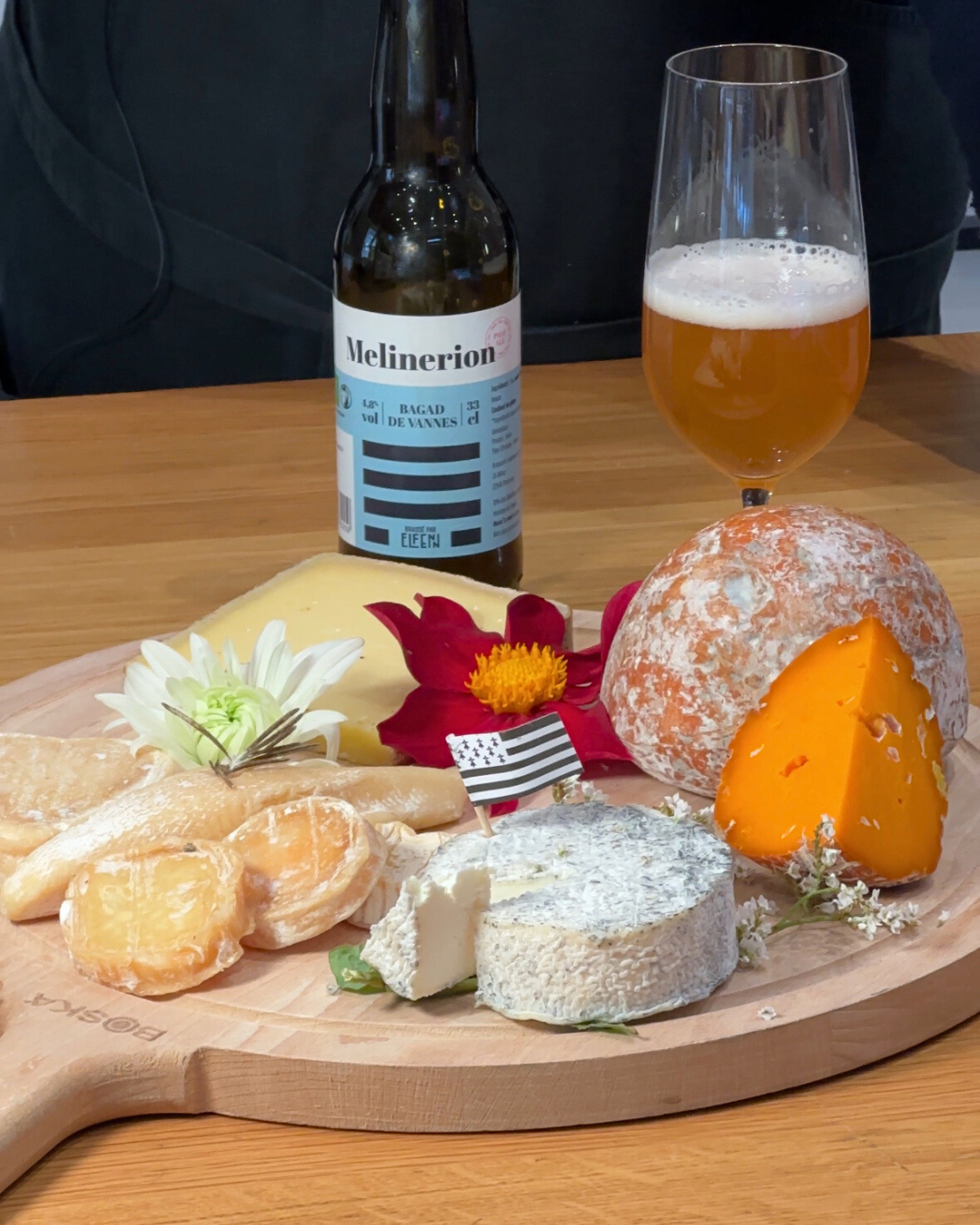 Plateau de fromages avec de la bière