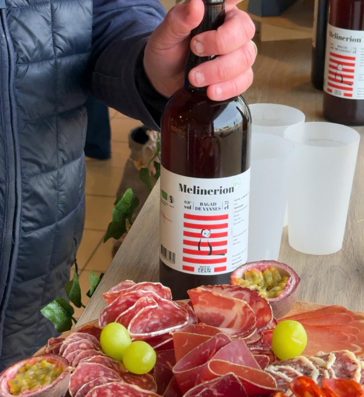 Ouverture d’une bière IPA Elfenn, pour déguster avec la charcuterie