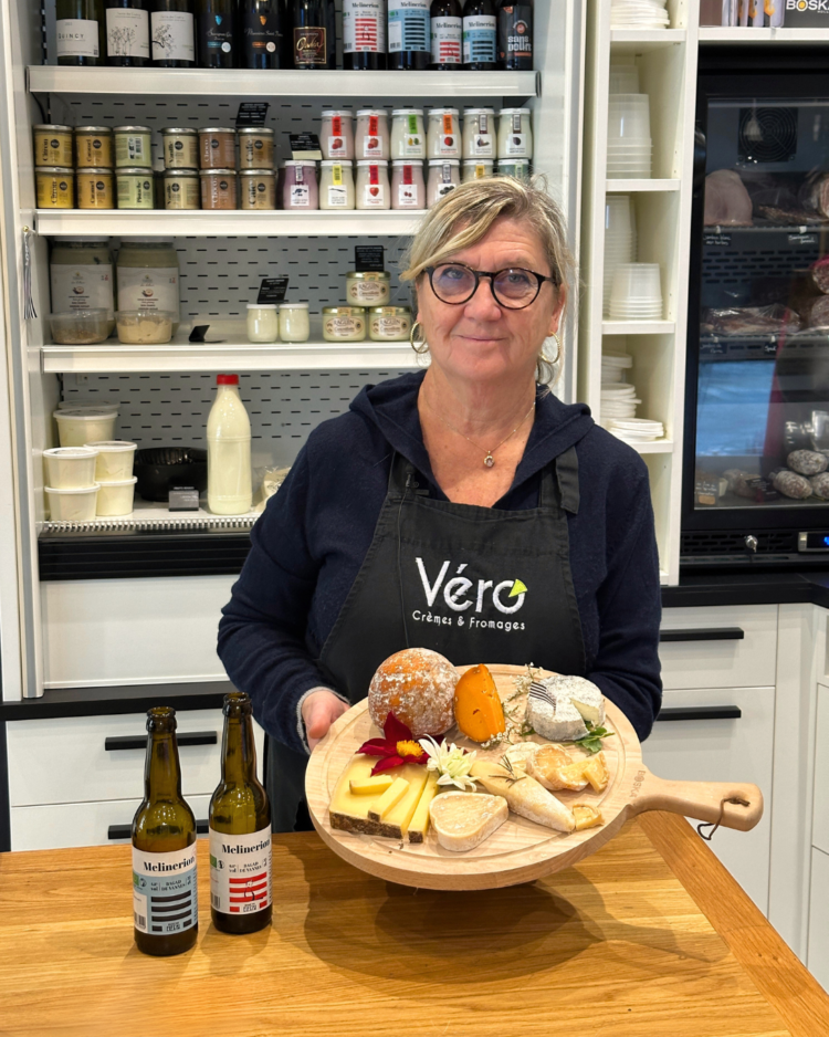 Véronique, gérante de la fromagerie « crèmes et fromages », lors de la dégustation des bières et fromages